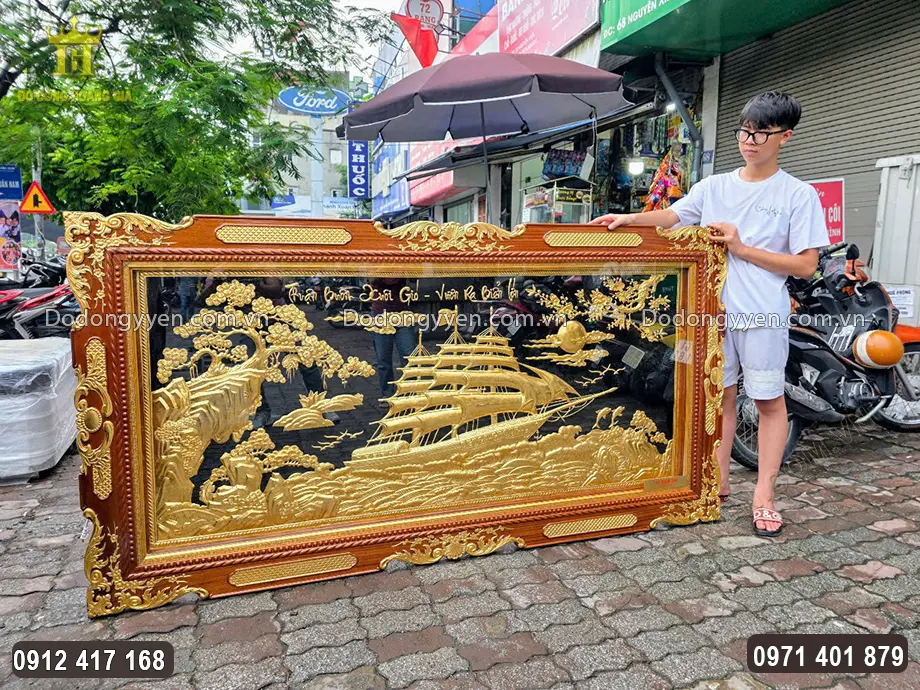 Gia chủ nên treo tranh lên cao, trong không gian và phương vị thích hợp